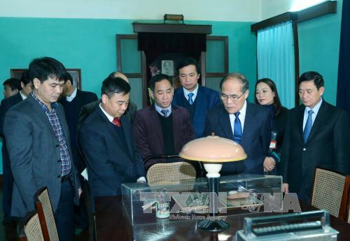 Нгуен Шинь Хунг поздравил бывших руководителей Партии и Государства с Тэтом